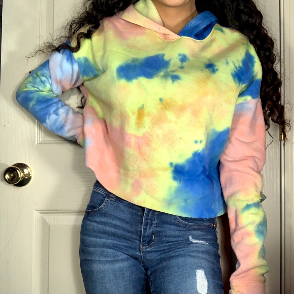 RUE21 tie die cropped hoodie